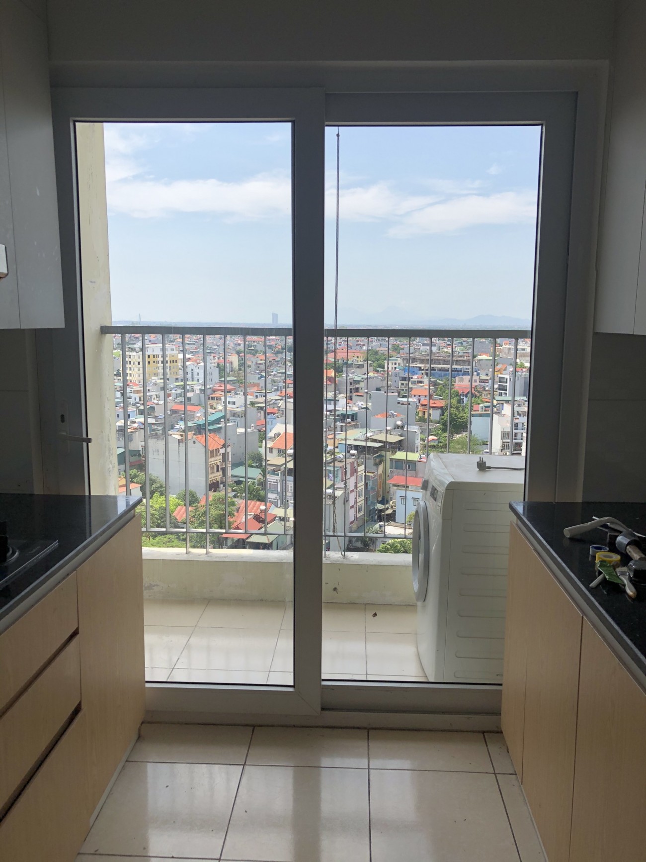 Tòa nhà chung cư C17 Bộ Công An với thiết kế hiện đại, hành lang rộng và ánh sáng tự nhiên